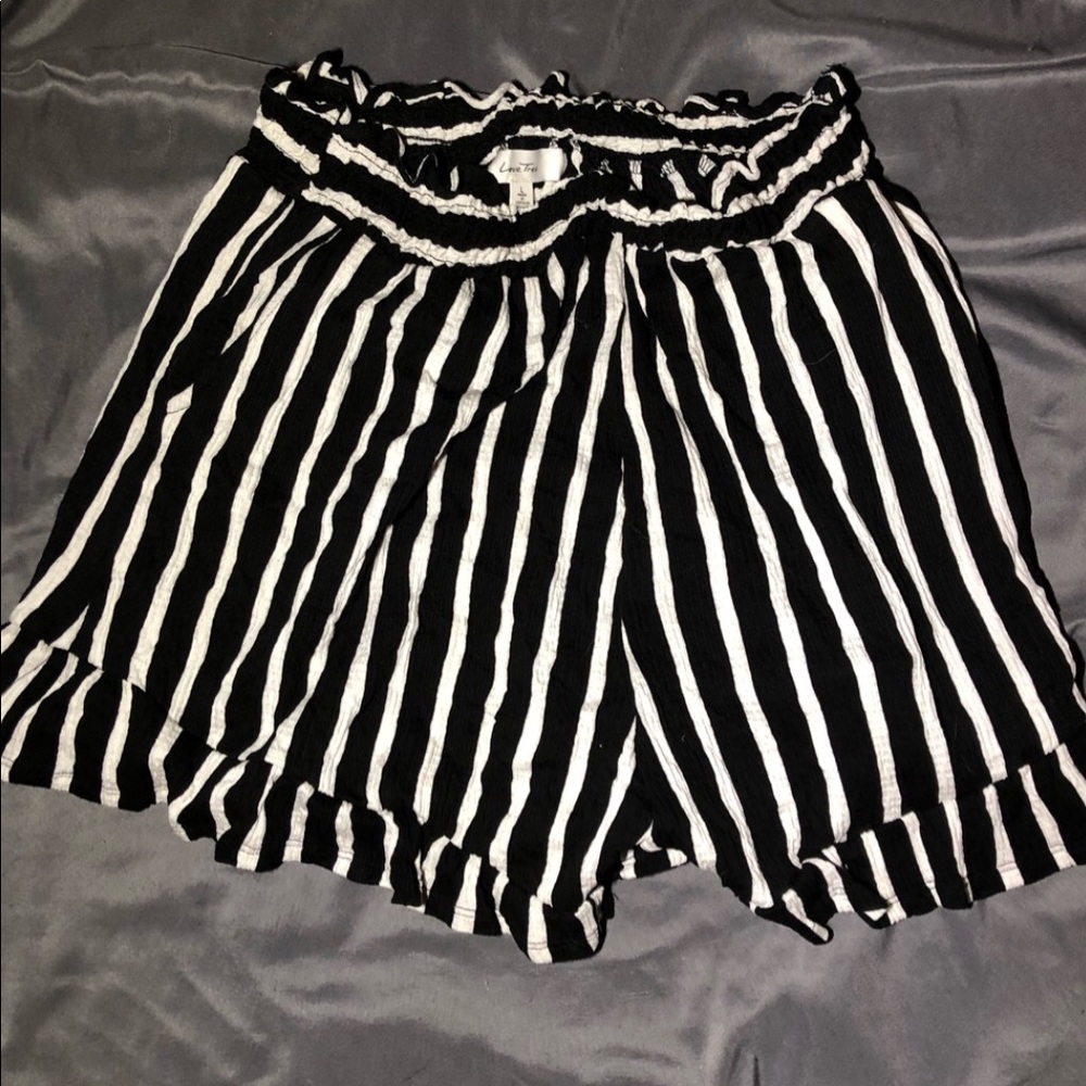 Stretchy shorts with pockets